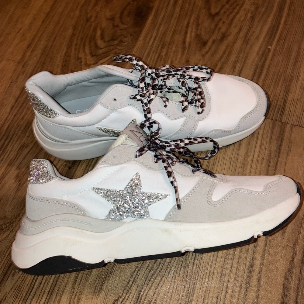 No Boundaries White and Gray Sneakers with Glitter Star